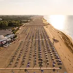 Апартаменти Comfy In Lido Dei Pini - Beahost