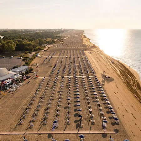 Apartment Comfy In Lido Dei Pini - Beahost