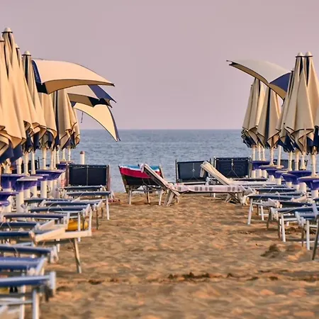 Lägenhet Comfy In Lido Dei Pini - Beahost