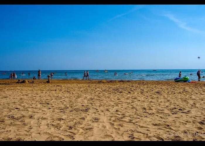 아파트 Comfy In Lido Dei Pini - Beahost 비비오네